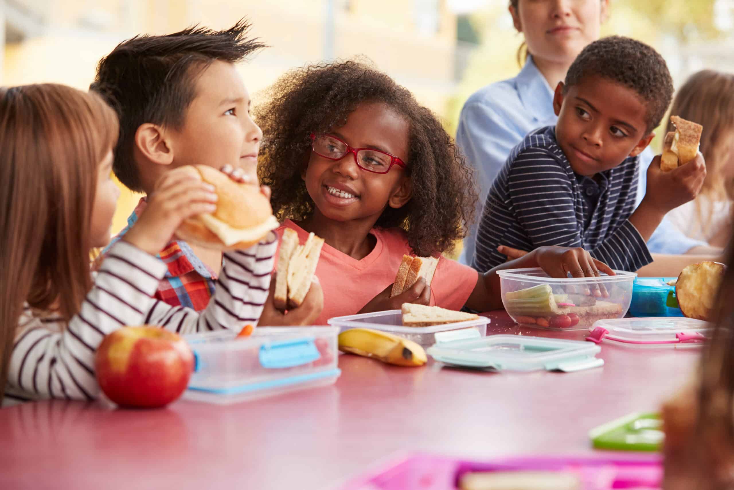 Kids eating lunch